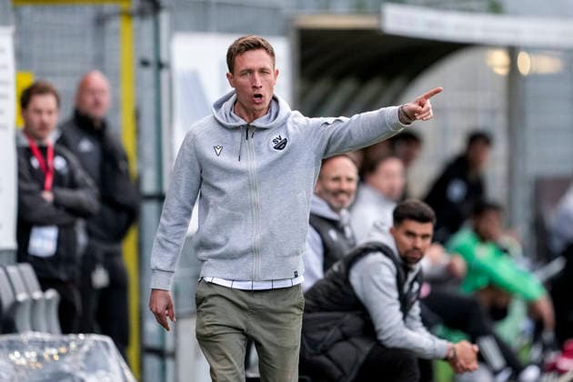 Kevin Stotz coach, head coach, SVS , gives instructions, gestures, gesturing with arms, single picture, single photo, action, action, 20 05 2026, Sandhausen Germany , football, anniversary match, SV Sandhausen Eintracht Frankfurt xozx
