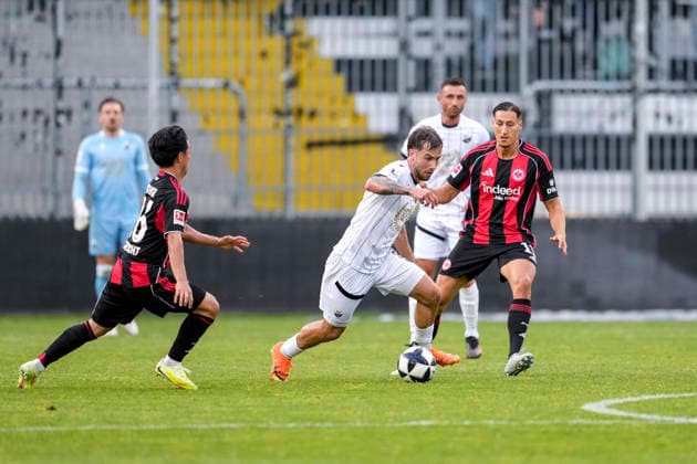 from left Keita Kosugi SGE, 26 , Louis Kolbe SVS, 3 , Younes Ebnoutalib SGE, 11 , duel, duel, tackle, tackling, dynamics, action, action, 20 05 2026, Sandhausen Germany , football, anniversary match, SV Sandhausen Eintracht Frankfurt xozx