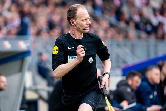 2026-05-20 Willem II v FC Volendam - Dutch Keuken Kampioen Divisie Play-Offs TILBURG, NETHERLANDS - MAY 20: assistant referee Roy de Nas looks on during the Dutch Keuken Kampioen Divisie Play-Offs match between Willem II and FC Volendam at Koning Willem II Stadion on May 20, 2026 in Tilburg, Netherlands. Tilburg Koning Willem II Stadion Netherlands Content not available for redistribution in The Netherlands directly or indirectly through any third parties. Copyright: xGabrielxCalvinoxAlonsox