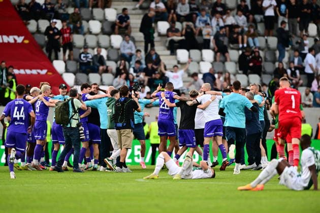 Finale ceskeho fotbaloveho poharu MOL Cupu: FK Jablonec - MFK Karvina, 20. kvetna 2026, Hradec Kralove. Hraci Karvine slavi vyhrane utkani. (CTKxPhoto DavidxTanecek) CTKPhotoP2026052009599  CTKPhotoP2026052009599