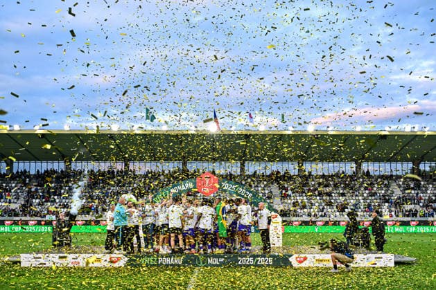 Finale ceskeho fotbaloveho poharu MOL Cupu: FK Jablonec - MFK Karvina, 20. kvetna 2026, Hradec Kralove. Hraci Karvine slavi vitezstvi. (CTKxPhoto DavidxTanecek) CTKPhotoP2026052009722  CTKPhotoP2026052009722