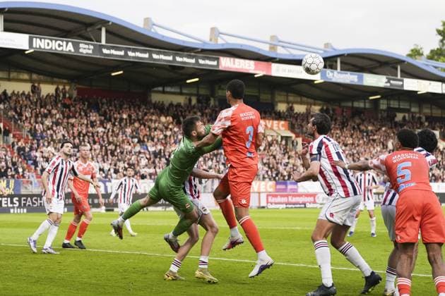 TILBURG - (lr) Willem II goalkeeper Thomas Didillon-Hödl, Mawouna Amevor of FC Volendam during the promotion relegation play-off final match between Willem II and FC Volendam at the Koning Willem II Stadion on 20 May 2026 in Tilburg, the Netherlands. TOBIAS KLEUVER ANP Play-offs Promotion Relegation - FINAL 2025-2026 xVIxANPxSportx xxANPxIVx 558873297 originalFilename: 558873297.jpg