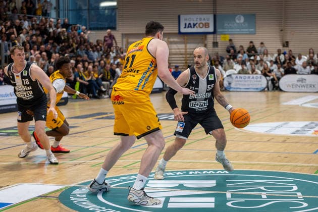Nicolas Bretzel Bozic Estriche Knights Kirchheim, 21 Simon Krajcovic Giessen 46ers, 55 GER, Bozic Estriche Knights Kirchheim vs Giessen 46ers, BARMER 2 Basketball Bundesliga, Playoffs Semifinal Game 1, Season 2025 2026, 20 05 2026 GER, Bozic Estriche Knights Kirchheim vs Giessen 46ers, BARMER 2 Basketball Bundesliga, Playoffs Semifinal Game 1, Season 2025 2026, 20 05 2026 Goeppingen Copyright: xEibner-Pressefoto NinaxSanderx EP_NSR