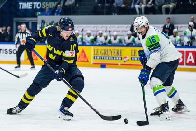 260520 Simon Holmström of Sweden and Blaz Gregorc of Slovenia during the 2026 IIHF Ice Hockey World Championship between Sweden and Slovenia on May 20, 2026 in Fribourg Photo Jesper Zerman BILDBYRAN kod JZ JZ0722 ishockey ice hockey ishockey vm 2026 vm 2026 iihf world championship sverige sweden slovenia bbeng bbauto  Copyright: JESPERxZERMAN BB260520JZ077
