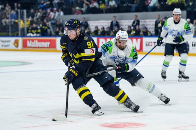 260520 Carl Grundström of Sweden and Anze Kuralt of Slovenia during the 2026 IIHF Ice Hockey World Championship between Sweden and Slovenia on May 20, 2026 in Fribourg Photo Jesper Zerman BILDBYRAN kod JZ JZ0722 ishockey ice hockey ishockey vm 2026 vm 2026 iihf world championship sverige sweden slovenia bbeng bbauto  Copyright: JESPERxZERMAN BB260520JZ078