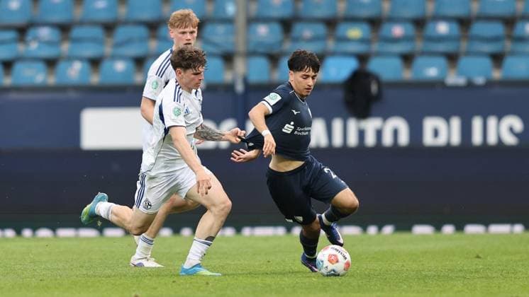 Final U19 Westfalenpokal VfL Bochum FC Schalke 04 FOR EDITORIAL PURPOSES ONLY p L R Jonas Zgorecki FC Schalke 04 in a duel with Elia Salamone VfL Bochum during the U19 Westfalenpokal Final between VfL Bochum and FC Schalke 04 on May 20, 2026 at Vonovia Ruhrstadion in Bochum Germany Nordrhein Westfalen Bochum Copyright ChristofxKöpsel Copyright: ChristofxKöpsel doc85xjduk6hiq12d8havex ,EDITORIAL USE ONLY Copyright: ChristofxKöpsel