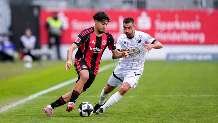v li Yildirim Metehan SGE, 32 , Robin Krauße Krausse, SVS, 22 , duel, duel, tackle, tackling, dynamics, action, action, 20 05 2026, Sandhausen Germany , football, anniversary match, SV Sandhausen Eintracht Frankfurt xozx