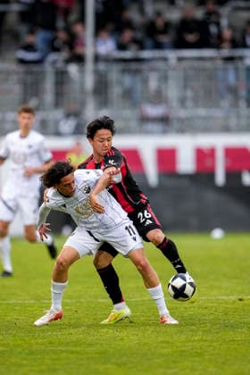v li Luca De Meester SVS, 11 , Keita Kosugi SGE, 26 , duel, duel, tackle, tackling, dynamics, action, action, 20 05 2026, Sandhausen Germany , football, anniversary match, SV Sandhausen Eintracht Frankfurt xozx