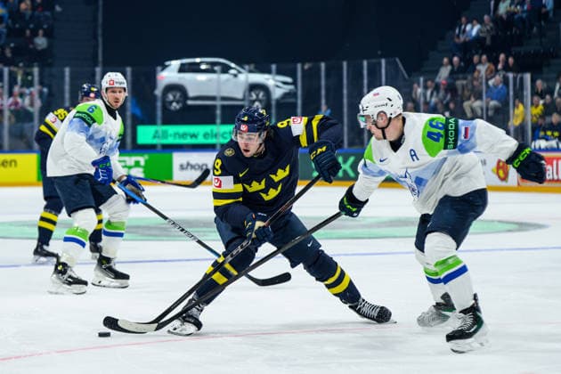 260520 Linus Karlsson of Sweden and Matic Török of Slovenia during the 2026 IIHF Ice Hockey World Championship between Sweden and Slovenia on May 20, 2026 in Fribourg Photo Jesper Zerman BILDBYRAN kod JZ JZ0722 ishockey ice hockey ishockey vm 2026 vm 2026 iihf world championship sverige sweden slovenia bbeng bbauto  Copyright: JESPERxZERMAN BB260520JZ080