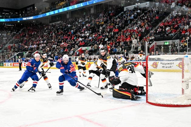 ZURICH, SWITZERLAND MAY 20 Max Sasson of United States R tries to score against goalkeeper Philipp Grubauer of Germany R during the 2026 IIHF Ice Hockey World Championship Switzerland game between USA and Germany at Swiss Life Arena on May 20, 2026 in Zurich, Zurich Zurich Swiss Life Arena Zurich Switzerland Copyright: xJustPictures.ch AndreaxBrancax jp-en-EuSpIm-JP7_ANB_USA_Ger_20052026_7577