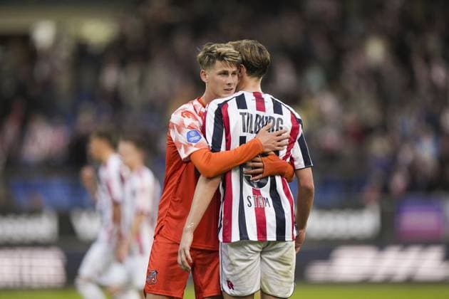TILBURG - (lr) Dave Kwakman of FC Volendam, Finn Stam of Willem II after the promotion relegation play-off final match between Willem II and FC Volendam at the Koning Willem II Stadion on 20 May 2026 in Tilburg, the Netherlands. TOBIAS KLEUVER ANP Play-offs Promotion Relegation - FINAL 2025-2026 xVIxANPxSportx xxANPxIVx 558874422 originalFilename: 558874422.jpg