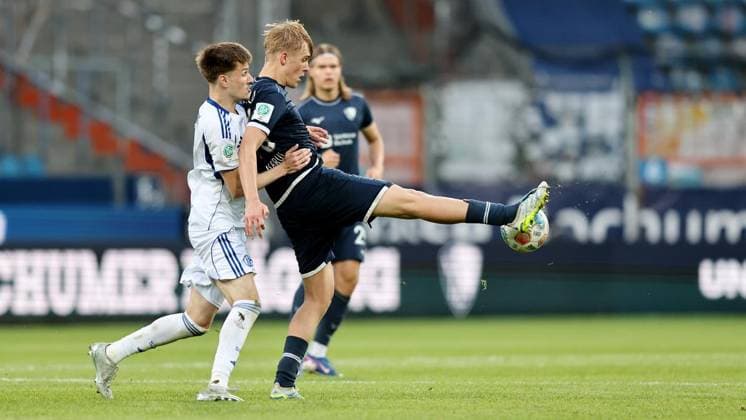 Final U19 Westfalenpokal VfL Bochum FC Schalke 04 FOR EDITORIAL PURPOSES ONLY p L R Malik Tubic FC Schalke 04 in a duel with Lasse Isbruch VfL Bochum during the U19 Westfalenpokal Final between VfL Bochum and FC Schalke 04 on May 20, 2026 at Vonovia Ruhrstadion in Bochum Germany Nordrhein Westfalen Bochum Copyright ChristofxKöpsel Copyright: ChristofxKöpsel doc85xjig4wklkrcg18g51 ,EDITORIAL USE ONLY Copyright: ChristofxKöpsel