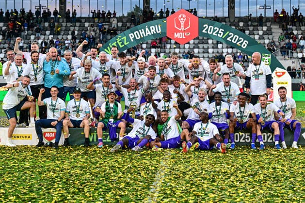 Finale ceskeho fotbaloveho poharu MOL Cupu: FK Jablonec - MFK Karvina, 20. kvetna 2026, Hradec Kralove. Hraci Karvine slavi vitezstvi. (CTKxPhoto DavidxTanecek) CTKPhotoP2026052009773  CTKPhotoP2026052009773