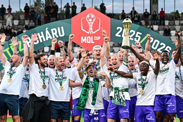 Finale ceskeho fotbaloveho poharu MOL Cupu: FK Jablonec - MFK Karvina, 20. kvetna 2026, Hradec Kralove. Hraci Karvine slavi vitezstvi. (CTKxPhoto DavidxTanecek) CTKPhotoP2026052009886  CTKPhotoP2026052009886