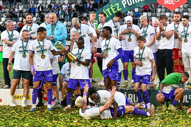 Finale ceskeho fotbaloveho poharu MOL Cupu: FK Jablonec - MFK Karvina, 20. kvetna 2026, Hradec Kralove. Hraci Karvine slavi vitezstvi. (CTKxPhoto DavidxTanecek) CTKPhotoP2026052009905  CTKPhotoP2026052009905