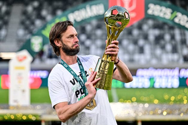 Finale ceskeho fotbaloveho poharu MOL Cupu: FK Jablonec - MFK Karvina, 20. kvetna 2026, Hradec Kralove. Trener Marek Jarolim z Karvine s poharem pro viteze. (CTKxPhoto DavidxTanecek) CTKPhotoP2026052009909  CTKPhotoP2026052009909