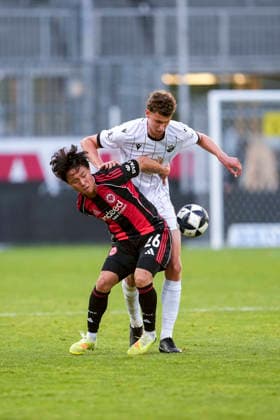 v li Keita Kosugi SGE, 26 , Benedikt Wimmer SVS 4 , duel, duel, tackle, tackling, dynamics, action, action, 20 05 2026, Sandhausen Germany , football, anniversary match, SV Sandhausen Eintracht Frankfurt xozx