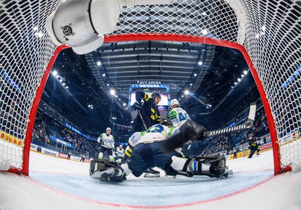 260520 Lucas Raymond of Sweden r scores the 1 0 goal against goaltender Zan Us of Slovenia during the 2026 IIHF Ice Hockey World Championship between Sweden and Slovenia on May 20, 2026 in Fribourg Photo Jesper Zerman BILDBYRAN kod JZ JZ0722 ishockey ice hockey ishockey vm 2026 vm 2026 iihf world championship sverige sweden slovenia bbeng bbauto  Copyright: JESPERxZERMAN BB260520JZ086