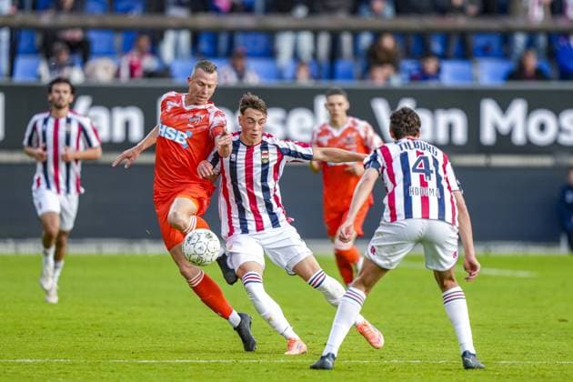 TILBURG , 20-05-2026 , Koning Willem II Stadium , season 2025 2026 , Dutch Keuken Kampioen Divisie football , First leg of the Keuken Kampioen Play-Offs final , match between Willem II and FC Volendam , picture shows FC Volendam player Robert Muhren and Willem II player Uriel van Aalst Willem II - Volendam (play off)  x203844788x Copyright: