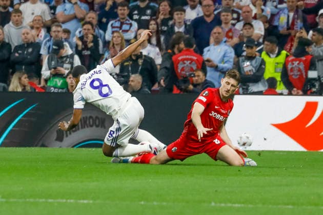 Youri Tielemans Aston Villa, 08 and Maximilian Eggestein SC Freiburg, 08 in duel , Turkey, Football, UEFA Europa League, Final, 2025 2026, SC Freiburg vs Aston Villa, 20 05 2026, Istanbul Besiktas Park Turkey Copyright: xGrantxHubbsx