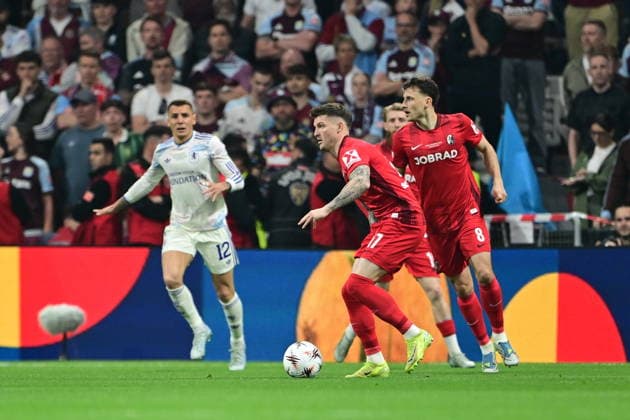 Freiburg v Aston Villa - UEFA Europa League final ISTANBUL, TURKIYE - MAY 20: Lukas Kubler (17) of Freiburg in action against Lucas Digne (12) of Aston Villa during the UEFA Europa League final match between Freiburg and Aston Villa at Besiktas Park in Istanbul, Turkiye, on May 20, 2026. Oguz Yeter Anadolu Istanbul Turkey. Editorial use only. Please get in touch for any other usage.  Copyright: x2026xAnadoluxOguzxYeterx