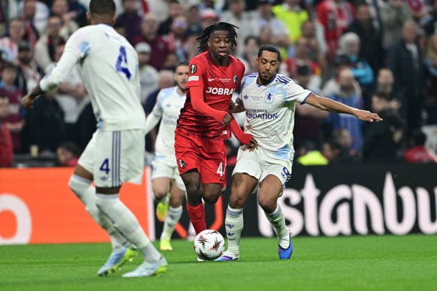 Freiburg v Aston Villa - UEFA Europa League final ISTANBUL, TURKIYE - MAY 20: Johan Manzanbi (C) of Freiburg in action against Youri Tielemans (R) of Aston Villa during the UEFA Europa League final match between Freiburg and Aston Villa at Besiktas Park in Istanbul, Turkiye, on May 20, 2026. Serhat Cagdas Anadolu Istanbul Turkey. Editorial use only. Please get in touch for any other usage.  Copyright: x2026xAnadoluxSerhatxCagdasx