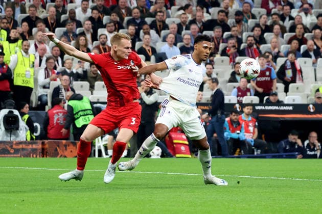 20 05 2026, xrekx, Football Europa League Final 2026, SC Freiburg Aston Villa v l Ollie Watkins Aston Villa FC Philipp Lienhart zautz SC Freiburg Zweikampf, Aktion, action, battle for the ball DFL DFB REGULATIONS PROHIBIT ANY USE OF PHOTOGRAPHS as IMAGE SEQUENCES and or QUASI VIDEO Istanbul
