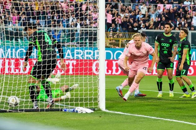 IPA84909444 - Joel Pohjanpalo (Palermo F.C.) scores a goal during the Italian Serie BKT semi final match between Palermo F.C. vs U.S. Catanzaro 1929 20th May 2026 at the Renzo Barbera stadium in Palermo, Italy  Copyright: xVincenzoxOrlando IPAxSportx xx 84909444
