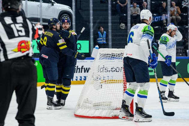 260520 Jacob De La Rose and Linus Karlsson of Sweden celebrating the 3 0 goal during the 2026 IIHF Ice Hockey World Championship between Sweden and Slovenia on May 20, 2026 in Fribourg Photo Jesper Zerman BILDBYRAN kod JZ JZ0722 ishockey ice hockey ishockey vm 2026 vm 2026 iihf world championship sverige sweden slovenia bbeng bbauto jubel  Copyright: JESPERxZERMAN BB260520JZ091