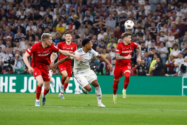 Matthias Ginter SC Freiburg, 28 , Ollie Watkins Aston Villa, 11 and Lukas Kübler, Kubler SC Freiburg, 17 fighting for the ball , Turkey, Football, UEFA Europa League, Final, 2025 2026, SC Freiburg vs Aston Villa, 20 05 2026, Istanbul Besiktas Park Turkey Copyright: xGrantxHubbsx