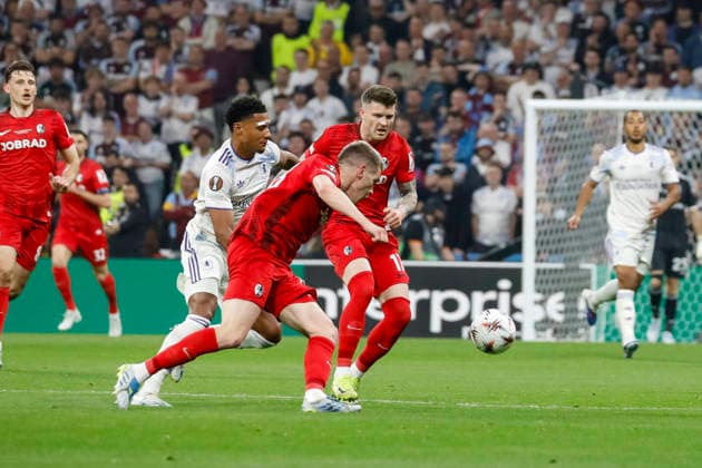 Ollie Watkins Aston Villa, 11 , Matthias Ginter SC Freiburg, 28 and Lukas Kübler, Kubler SC Freiburg, 17 fighting for the ball , Turkey, Football, UEFA Europa League, Final, 2025 2026, SC Freiburg vs Aston Villa, 20 05 2026, Istanbul Besiktas Park Turkey Copyright: xGrantxHubbsx