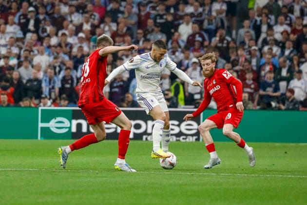 Matthias Ginter SC Freiburg, 28 , Emiliano Buendia Aston Villa, 10 and Niklas Beste SC Freiburg, 19 fighting for the ball , Turkey, Football, UEFA Europa League, Final, 2025 2026, SC Freiburg vs Aston Villa, 20 05 2026, Istanbul Besiktas Park Turkey Copyright: xGrantxHubbsx