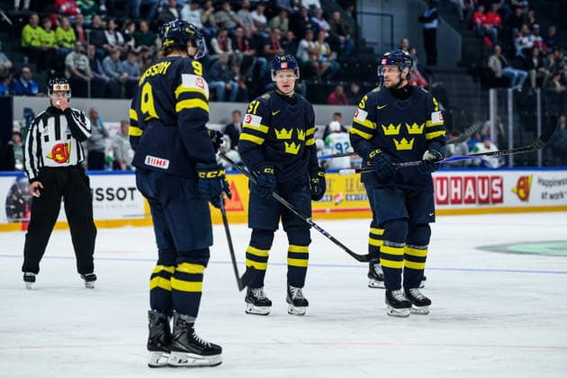 260520 Linus Karlsson, Emil Heineman and Jacob De La Rose of Sweden during the 2026 IIHF Ice Hockey World Championship between Sweden and Slovenia on May 20, 2026 in Fribourg Photo Jesper Zerman BILDBYRAN kod JZ JZ0722 ishockey ice hockey ishockey vm 2026 vm 2026 iihf world championship sverige sweden slovenia bbeng  Copyright: JESPERxZERMAN BB260520JZ092