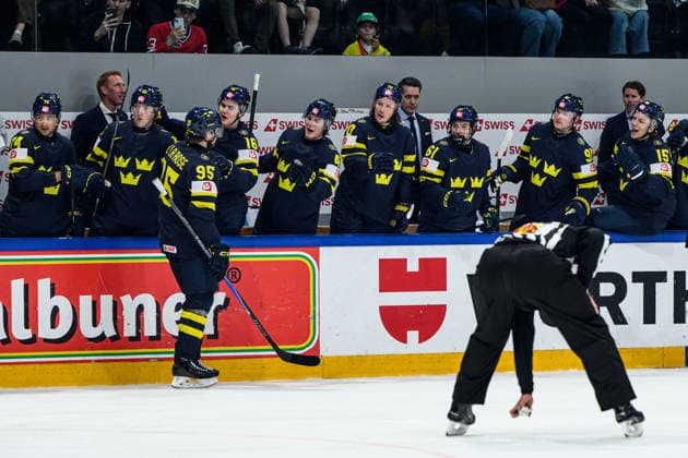 260520 Jacob De La Rose of Sweden celebrating the 3 0 goal with the bench during the 2026 IIHF Ice Hockey World Championship between Sweden and Slovenia on May 20, 2026 in Fribourg Photo Jesper Zerman BILDBYRAN kod JZ JZ0722 ishockey ice hockey ishockey vm 2026 vm 2026 iihf world championship sverige sweden slovenia bbeng bbauto jubel  Copyright: JESPERxZERMAN BB260520JZ093