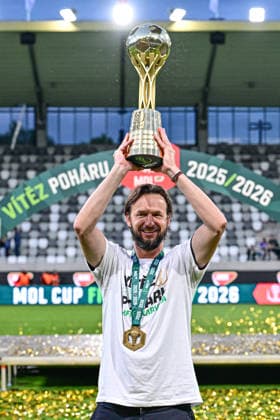 Finale ceskeho fotbaloveho poharu MOL Cupu: FK Jablonec - MFK Karvina, 20. kvetna 2026, Hradec Kralove. Trener Marek Jarolim z Karvine s poharem pro viteze. (CTKxPhoto DavidxTanecek) CTKPhotoP2026052009980  CTKPhotoP2026052009980