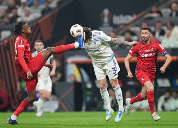 ISTANBUL, TURKEY - MAY 20: Johan Manzambi of SC Freiburg battles for the ball with Victor Lindelöf of Aston Villa during the UEFA Europa League Final 2026 match between SC Freiburg and Aston Villa FC at Besiktas Park on May 20, 2026 in Istanbul, Turkey.  Copyright: xMBxMediax