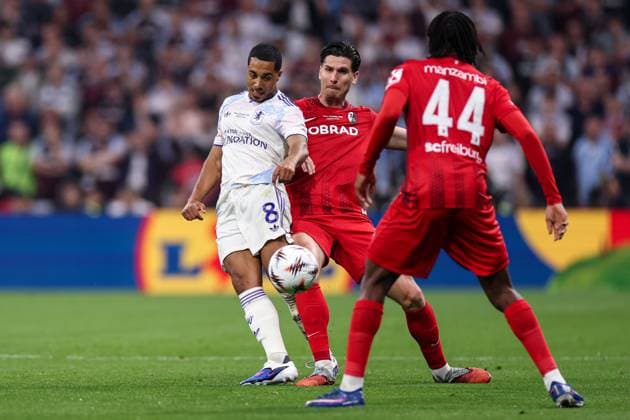 Youri Tielemans of Aston Villa passes the ball SC Freiburg v Aston Villa, UEFA Europa League, Final, Football, Besiktas Park, Istanbul, Turkiye - 20 May 2026Istanbul Besiktas Park United Kingdom EDITORIAL USE ONLY No use with unauthorised audio, video, data, fixture lists, club league logos or live services. Online in-match use limited to 120 images, no video emulation. No use in betting, games or single club league player publications. Copyright: xRaddadxJebarah Shutterstockx 16883158af