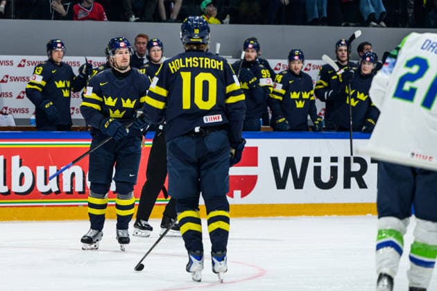 260520 Robert Hägg and Simon Holmström of Sweden celebrating the 4 0 goal during the 2026 IIHF Ice Hockey World Championship between Sweden and Slovenia on May 20, 2026 in Fribourg Photo Jesper Zerman BILDBYRAN kod JZ JZ0722 ishockey ice hockey ishockey vm 2026 vm 2026 iihf world championship sverige sweden slovenia bbeng bbauto jubel  Copyright: JESPERxZERMAN BB260520JZ095