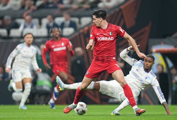 ISTANBUL, TURKEY - MAY 20: Vincenzo Grifo of SC Freiburg battles for the ball with Ezri Konsa of Aston Villa during the UEFA Europa League Final 2026 match between SC Freiburg and Aston Villa FC at Besiktas Park on May 20, 2026 in Istanbul, Turkey.  Copyright: xMBxMediax