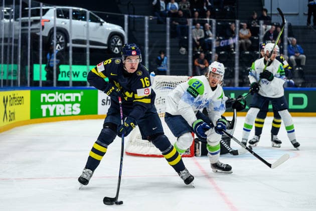 260520 Anton Frondell of Sweden and Jan Drozg of Slovenia during the 2026 IIHF Ice Hockey World Championship between Sweden and Slovenia on May 20, 2026 in Fribourg Photo Jesper Zerman BILDBYRAN kod JZ JZ0722 ishockey ice hockey ishockey vm 2026 vm 2026 iihf world championship sverige sweden slovenia bbeng bbauto  Copyright: JESPERxZERMAN BB260520JZ096