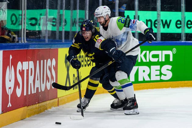 260520 Jack Berglund of Sweden and Aleksandar Magovac of Slovenia during the 2026 IIHF Ice Hockey World Championship between Sweden and Slovenia on May 20, 2026 in Fribourg Photo Jesper Zerman BILDBYRAN kod JZ JZ0722 ishockey ice hockey ishockey vm 2026 vm 2026 iihf world championship sverige sweden slovenia bbeng bbauto  Copyright: JESPERxZERMAN BB260520JZ098
