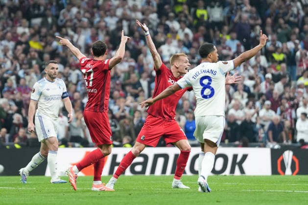 Nicolas Höfler Nicolas Hoefler SC Freiburg, 27 , Philipp Lienhart SC Freiburg, 03 and Youri Tielemans Aston Villa, 08 complain , Turkey, Football, UEFA Europa League, Final, 2025 2026, SC Freiburg vs Aston Villa, 20 05 2026, TüpraÅü Stadium, BeÅüiktaÅü Park, Istanbul Istanbul TüpraÅü Stadium, BeÅüiktaÅü Par Istanbul Turkey Copyright: xArnexAmbergx