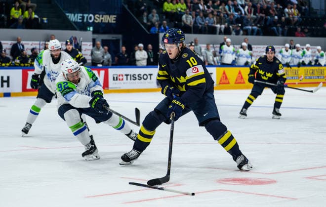 260520 Anze Kuralt of Slovenia and Simon Holmström of Sweden during the 2026 IIHF Ice Hockey World Championship between Sweden and Slovenia on May 20, 2026 in Fribourg Photo Jesper Zerman BILDBYRAN kod JZ JZ0722 ishockey ice hockey ishockey vm 2026 vm 2026 iihf world championship sverige sweden slovenia bbeng bbauto  Copyright: JESPERxZERMAN BB260520JZ099