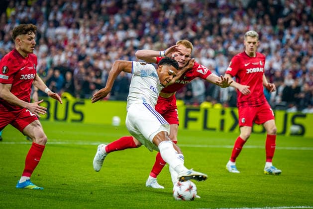Turkey Football UEFA Europa League 2025 2026, Final in Istanbul SC Freiburg vs Aston Villa Tüpras Stadyumu Istanbul Ollie Watkins Aston Villa, 11 Philipp Lienhart SC Freiburg, 03 Copyright: xJOERANxSTEINSIEKx