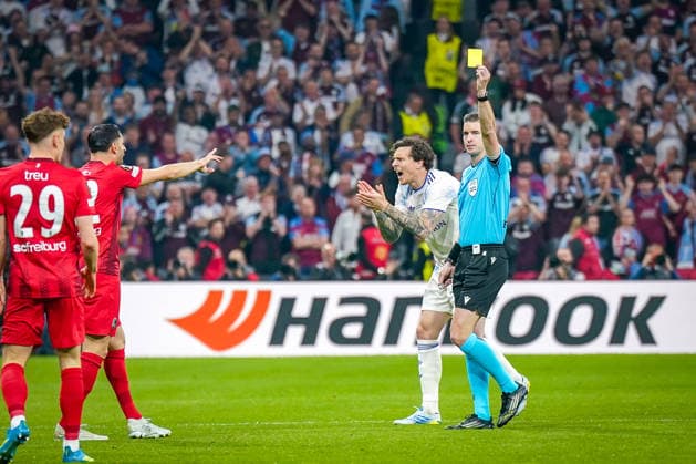 Turkey Football UEFA Europa League 2025 2026, Final in Istanbul SC Freiburg vs Aston Villa Tüpras Stadyumu Istanbul Referee Francois Letexier shows Vincenzo Grifo SC Freiburg, 32 yellow card Copyright: xJOERANxSTEINSIEKx