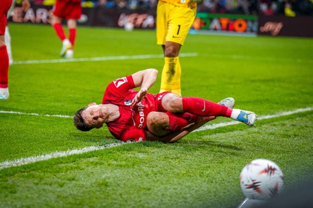 Turkey Football UEFA Europa League 2025 2026, Final in Istanbul SC Freiburg vs Aston Villa Tüpras Stadyumu Istanbul Maximilian Eggestein SC Freiburg, 08 Pain on the ground Copyright: xJOERANxSTEINSIEKx