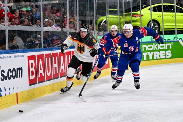 ZURICH, SWITZERLAND MAY 20 Leon Gawanke of Germany and Matthew Tkachuk of the United States chase the puck during the 2026 IIHF Ice Hockey World Championship Switzerland game between USA and Germany at Swiss Life Arena on May 20, 2026 in Zurich, Zurich Zurich Swiss Life Arena Zurich Switzerland Copyright: xJustPictures.ch AndreaxBrancax jp-en-EuSpIm-JP7_ANB_USA_Ger_20052026_8616