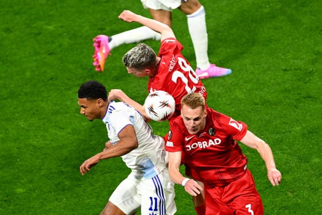 Freiburg v Aston Villa - UEFA Europa League final ISTANBUL, TURKIYE - MAY 20: Philipp Lienhart (3) of Freiburg in action against Ollie Watkins (11) of Aston Villa during the UEFA Europa League final match between Freiburg and Aston Villa at Besiktas Park in Istanbul, Turkiye, on May 20, 2026. Arif Hudaverdi Yaman Anadolu Istanbul Turkey. Editorial use only. Please get in touch for any other usage.  Copyright: x2026xAnadoluxArifxHudaverdixYamanx