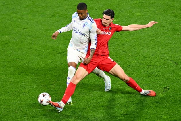 Freiburg v Aston Villa - UEFA Europa League final ISTANBUL, TURKIYE - MAY 20: Igor Matanovic (R) of Freiburg in action against Ezri Konsa (L) of Aston Villa during the UEFA Europa League final match between Freiburg and Aston Villa at Besiktas Park in Istanbul, Turkiye, on May 20, 2026. Arif Hudaverdi Yaman Anadolu Istanbul Turkey. Editorial use only. Please get in touch for any other usage.  Copyright: x2026xAnadoluxArifxHudaverdixYamanx