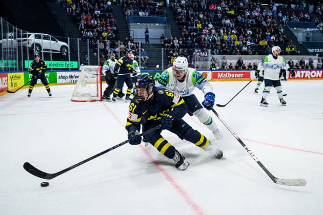 260520 Viggo Björck of Sweden and Maks Percic of Slovenia during the 2026 IIHF Ice Hockey World Championship between Sweden and Slovenia on May 20, 2026 in Fribourg Photo Jesper Zerman BILDBYRAN kod JZ JZ0722 ishockey ice hockey ishockey vm 2026 vm 2026 iihf world championship sverige sweden slovenia bbeng bbauto  Copyright: JESPERxZERMAN BB260520JZ104